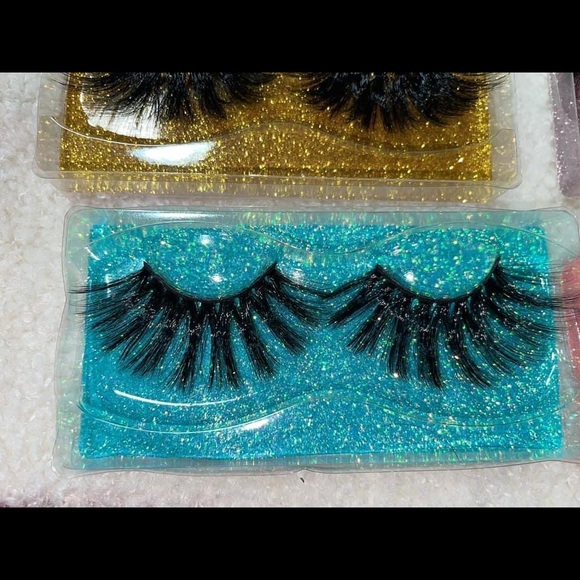 I’m selling lashes comes with candy and a spoolie and tweezers - Picture 5 of 13